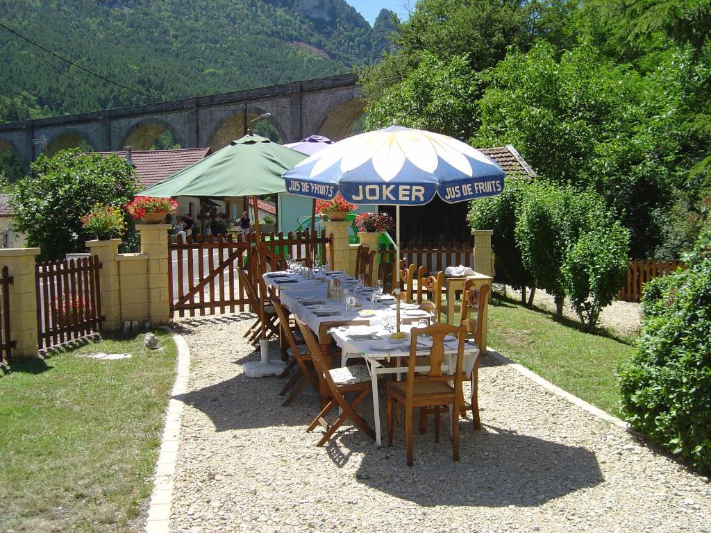 Aux Quatre Saisons Axat Bed & Breakfast Exterior photo