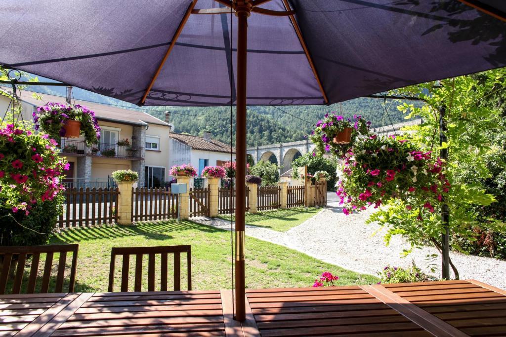 Aux Quatre Saisons Axat Bed & Breakfast Exterior photo