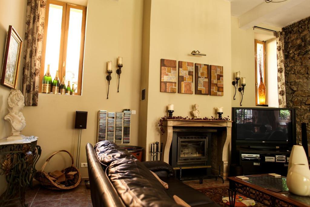 Aux Quatre Saisons Axat Bed & Breakfast Exterior photo